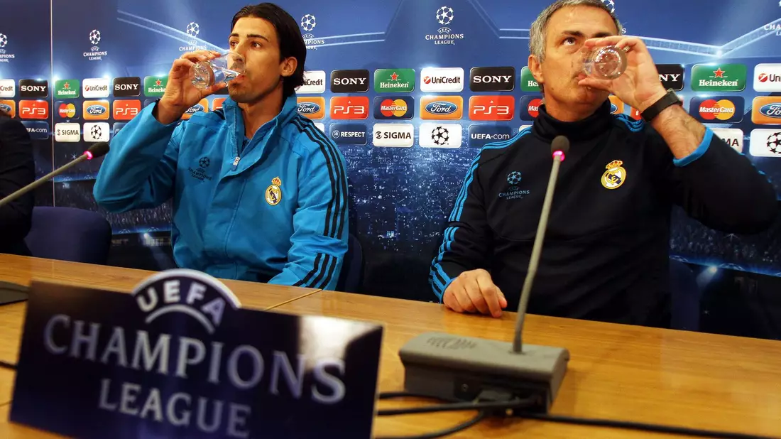 Nach fast eineinhalb Jahrzehnten wieder bei Real vereint: Sami Khedira (links) und Coach José Mourinho. (Archivbild) - Bild: picture alliance / dpa