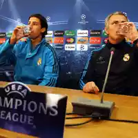 Nach fast eineinhalb Jahrzehnten wieder bei Real vereint: Sami Khedira (links) und Coach José Mourinho. (Archivbild) - Foto: picture alliance / dpa