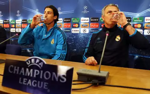 Nach fast eineinhalb Jahrzehnten wieder bei Real vereint: Sami Khedira (links) und Coach José Mourinho. (Archivbild) - Foto: picture alliance / dpa