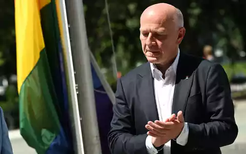 Berlins Regierender Bürgermeister Kai Wegner (CDU) ist wegen falscher Angaben zu seinem Krisenmanagement beim Stromausfall in der Kritik.  - Foto: Jens Kalaene/dpa