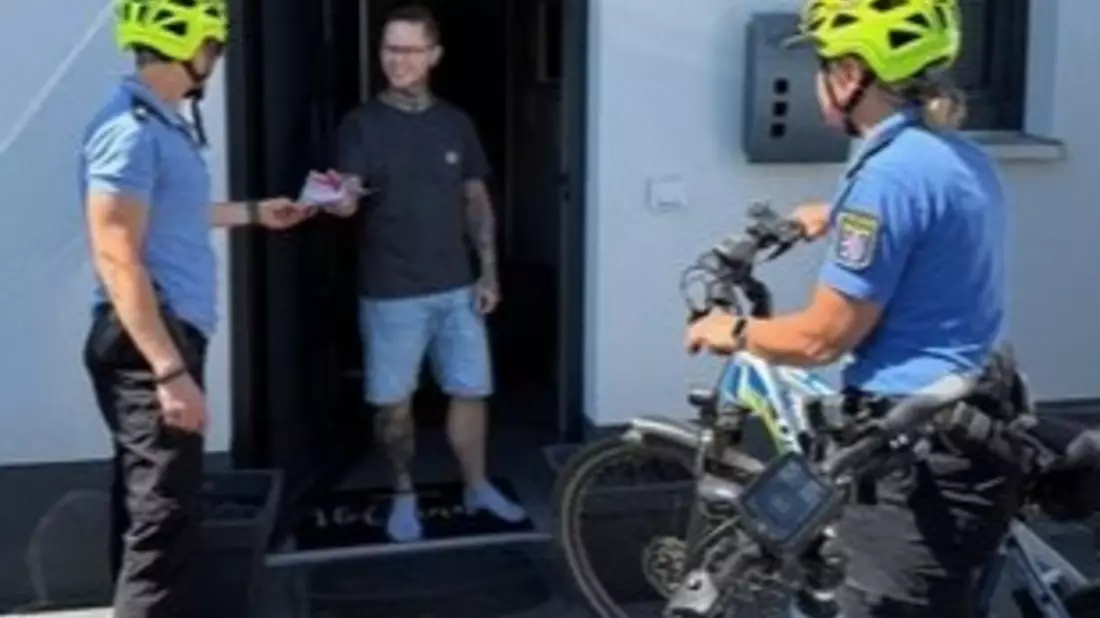 POL-DA: Heppenheim/Wald-Michelbach: Schutzfrauen vor Ort mit dem Fahrrad im Einsatz/Bürgergespräche zum Thema Sommerferien und Einbruchschutz - Bild: presseportal.de