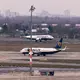 Bei einem Ryanair-Flug brach unterwegs eine Scheibe, Passagieren zufolge geriet ein Passagier in Not. (Symbolbild) - Bild: Jörg Carstensen/dpa