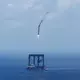 Auf dem Meer wird eine Stufe der neuen Rakete «Langer Marsch 10B» aufgefangen. - Bild: Xing Guangli/XinHua/dpa