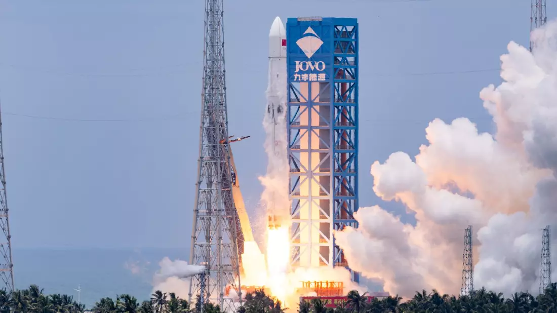 Die Trägerrakete startete vom Weltraumbahnhof und brachte einen Satelliten ins All. - Bild: Yang Guanyu/XinHua/dpa