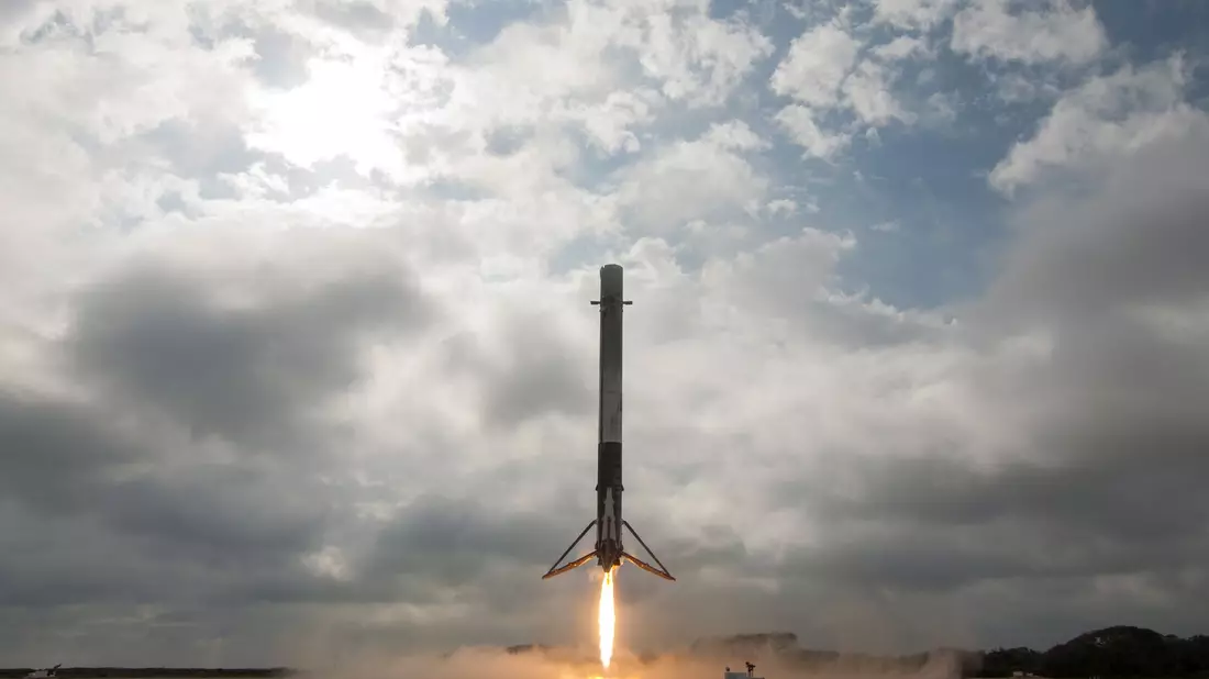 Stufen von «Falcon 9»-Trägerraketen können schon seit Jahren sicher landen. (Archivbild) - Bild: picture alliance / Spacex/Planet Pix via ZUMA Wire/dpa