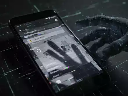 Ein Android-Smartphone-Bildschirm mit einer verzerrten, glitchigen Oberfläche und einer schattenhaften digitalen Hand, die danach greift. - Foto: über boerse-global.de
