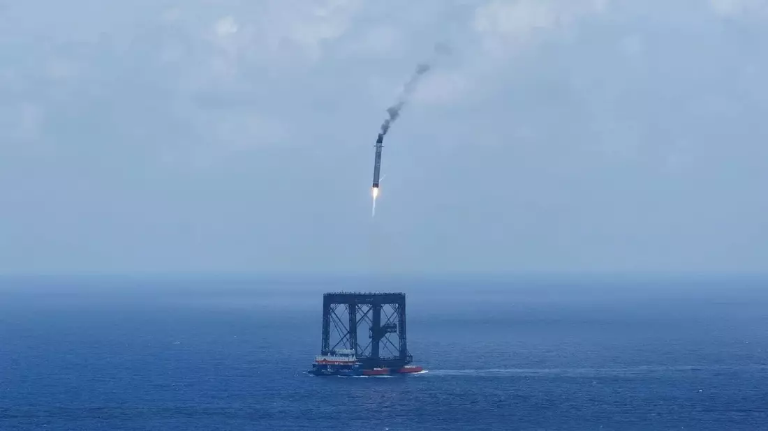 Auf dem Meer wird eine Stufe der neuen Rakete «Langer Marsch 10B» aufgefangen. - Bild: Xing Guangli/XinHua/dpa