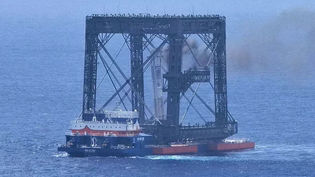 Spezielle Metallhaken klappten einem Medienbericht zufolge aus und griffen in die gespannten Seile der Fangvorrichtung.  - Bild: Xing Guangli/Xinhua News Agency via AP/dpa