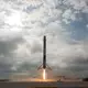 Stufen von «Falcon 9»-Trägerraketen können schon seit Jahren sicher landen. (Archivbild) - Bild: picture alliance / Spacex/Planet Pix via ZUMA Wire/dpa