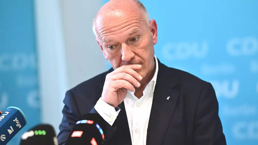 Berlins Regierender Bürgermeister Kai Wegner (CDU) gibt bekannt, dass er nicht mehr als CDU-Spitzenkandidat für die Abgeordnetenhauswahl antreten wird. - Bild: Fabian Sommer/dpa