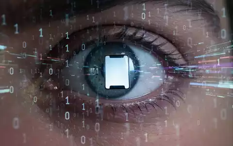 Ein verschwommenes Auge mit digitalem Overlay aus Binärcode und Datenströmen, das einen Smartphone-Bildschirm in der Pupille widerspiegelt. - Foto: über boerse-global.de