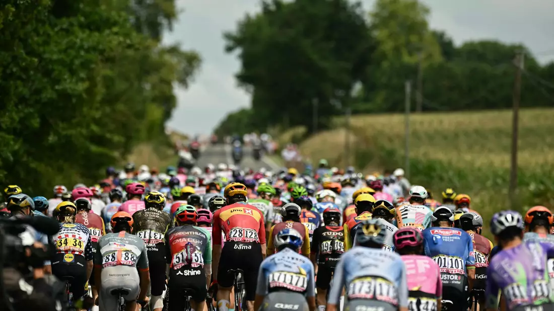 Das Feld fuhr bei drückender Hitze in die Weinmetropole. - Bild: Loic Venance/AFP/dpa
