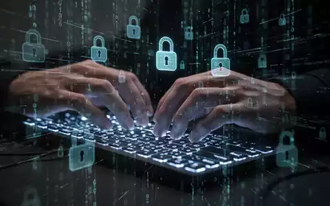 Nahaufnahme von Händen, die auf einer Tastatur tippen, mit überlagerten digitalen Sicherheitssymbolen, die Cyberbedrohungen und Datenverstöße darstellen. - Foto: über boerse-global.de