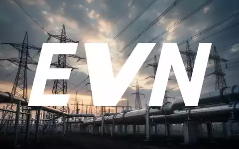 Energieinfrastruktur mit modernen Stromleitungen und Pipelines vor dramatischem Himmel, symbolisiert Investitionen und Entwicklung. - Foto: über boerse-global.de