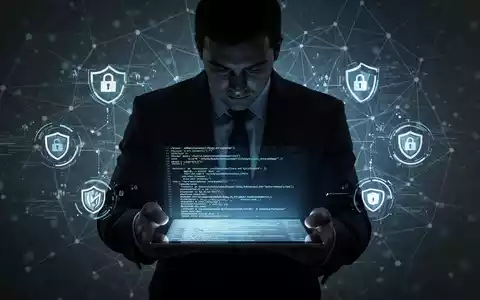 Eine dunkle Figur in einem Anzug hĂ€lt ein leuchtendes Tablet mit Code, umgeben von Cybersicherheits-Symbolen und einem Netzwerkraster. - Foto: ĂŒber boerse-global.de