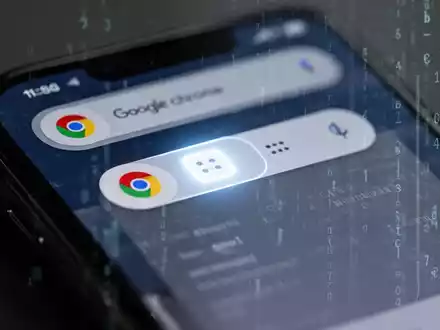 Smartphone-Bildschirm mit Google Chrome und leuchtendem Zurück-Button. Dezente digitale Überlagerungen. - Foto: über boerse-global.de
