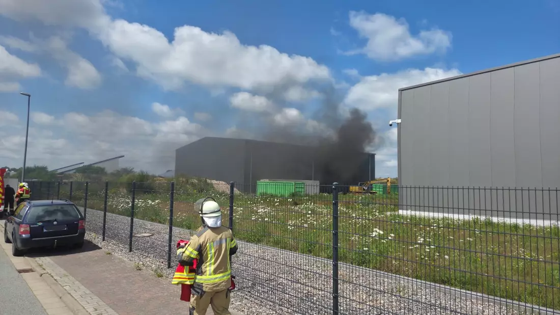 FW-ROW: Brand in Lagerhalle sorgt für starke Rauchentwicklung - MoWaS-Warnung ausgelöst - Bild: presseportal.de
