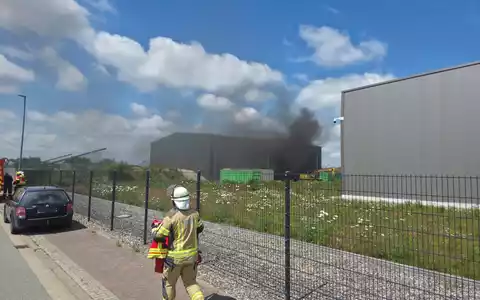 FW-ROW: Brand in Lagerhalle sorgt für starke Rauchentwicklung - MoWaS-Warnung ausgelöst - Foto: presseportal.de