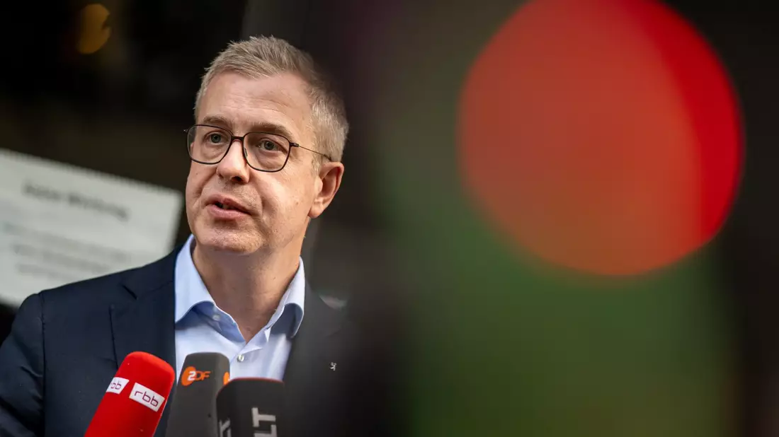 Berlins Finanzsenator Stefan Evers soll neue Aufgaben übernehmen. (Archivbild)  - Bild: Fabian Sommer/dpa