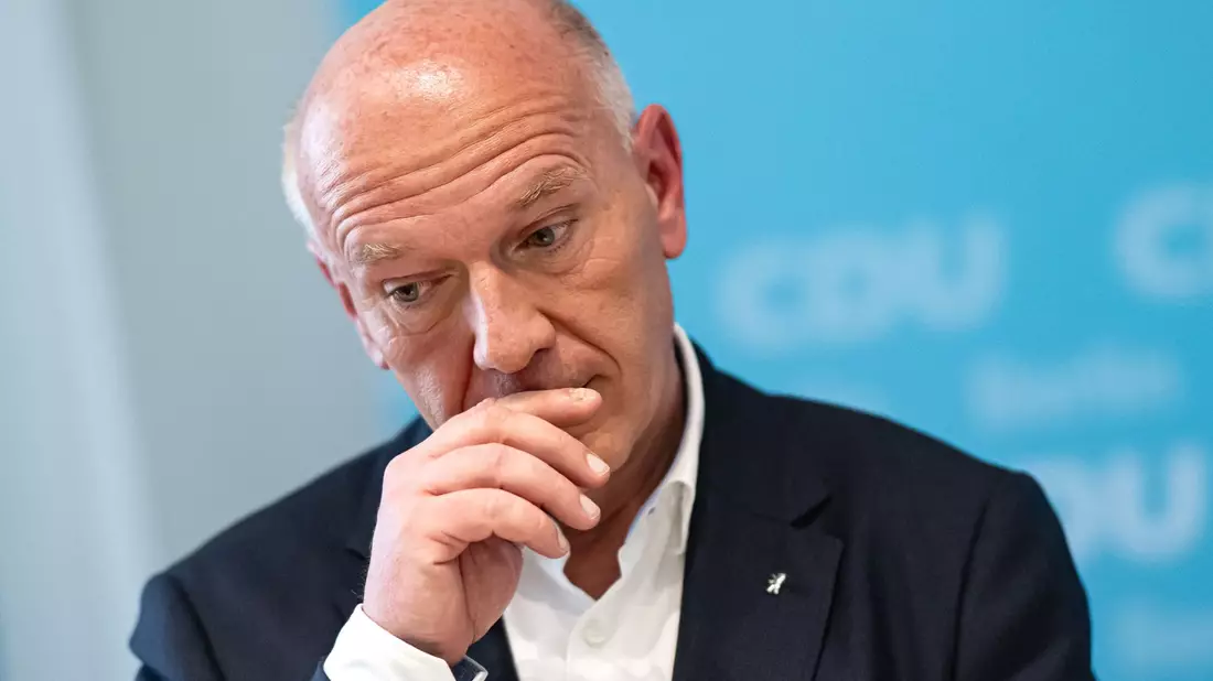 Berlins Regierender Bürgermeister Kai Wegner (CDU) will bis zur Bildung einer neuen Regierung im Amt bleiben. - Bild: Fabian Sommer/dpa