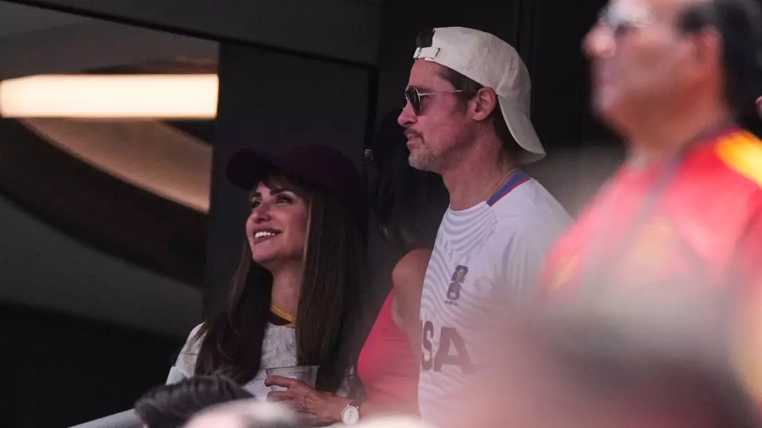Zwei der zahlreichen Promis im Stadion: Penelope Cruz und Brad Pitt. - Bild: Mark J. Terrill/AP/dpa