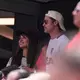 Zwei der zahlreichen Promis im Stadion: Penelope Cruz und Brad Pitt. - Bild: Mark J. Terrill/AP/dpa