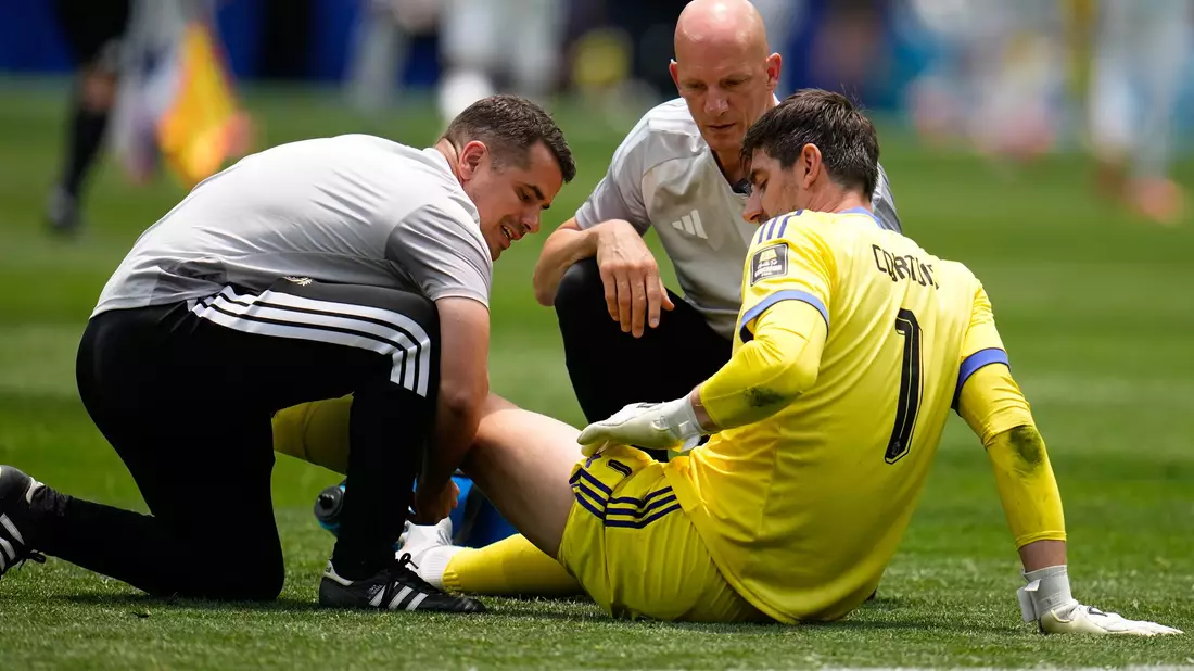 Thibaut Courtois musste nach 71. Minuten verletzt ausgewechselt werden. - Bild: Gregory Bull/AP/dpa