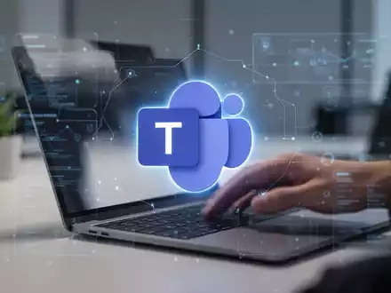 Leuchtendes Microsoft Teams-Logo auf digitaler Oberfläche über modernem Schreibtisch mit Laptop, Symbol für Hybridarbeit und neue Technologie. - Foto: über boerse-global.de