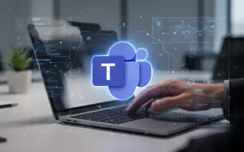 Leuchtendes Microsoft Teams-Logo auf digitaler Oberfläche über modernem Schreibtisch mit Laptop, Symbol für Hybridarbeit und neue Technologie. - Foto: über boerse-global.de
