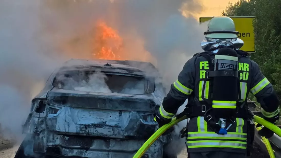 FW-Radolfzell: PKW-Brand auf der B33 - Bild: presseportal.de