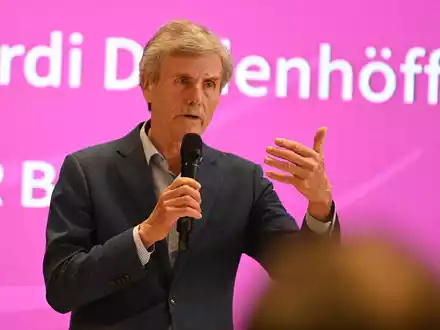 Ferdinand Dudenhöffer: «SchmeiĂen wir die Tarifautonomie weg fĂŒr ein paar Jahre.» (Archivbild) - Foto: Johannes Neudecker/dpa