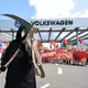 Was bringt die Zukunft für den VW-Konzern? Autoexperte Dudenhöffer hält einen Aufschwung für möglich. - Bild: Jan Woitas/dpa