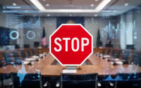 Ein verschwommenes digitales Interface mit einem roten 'STOP'-Zeichen, das Dringlichkeit beim Datenschutz symbolisiert. Im Hintergrund ein unscharfer Besprechungsraum. - Foto: über boerse-global.de
