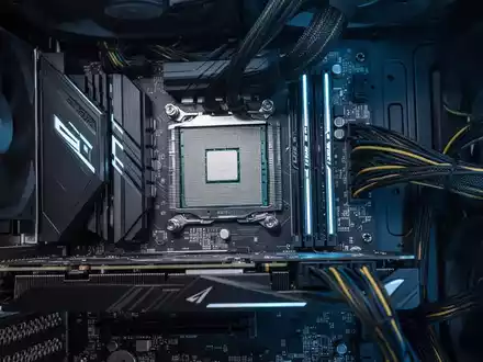 Nahaufnahme der Innenkomponenten eines leistungsstarken Gaming-PCs mit GPU, CPU, Kabeln und Kühlung. - Foto: über boerse-global.de