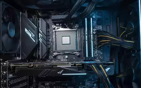 Nahaufnahme der Innenkomponenten eines leistungsstarken Gaming-PCs mit GPU, CPU, Kabeln und Kühlung. - Foto: über boerse-global.de