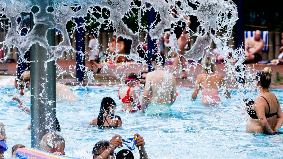 Die beste Abkühlung bei Hitzegraden: Freibad-Besuch. (Archivbild) - Bild: Carsten Koall/dpa