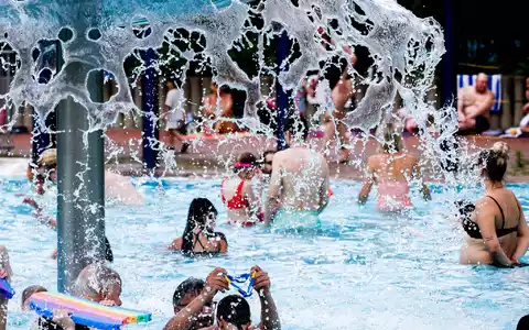 Die beste Abkühlung bei Hitzegraden: Freibad-Besuch. (Archivbild) - Foto: Carsten Koall/dpa