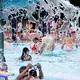 Die beste Abkühlung bei Hitzegraden: Freibad-Besuch. (Archivbild) - Bild: Carsten Koall/dpa