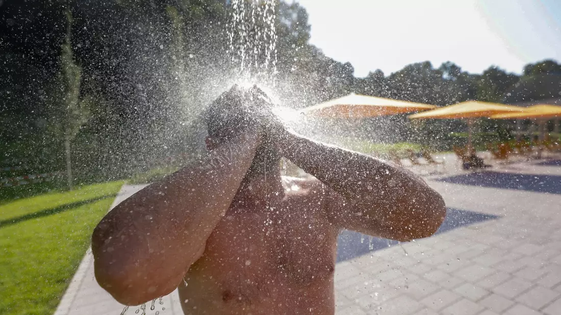 Duschen gehört für die Hygiene aller im Freibad dazu. (Archivbild) - Bild: Thomas Warnack/dpa