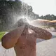 Duschen gehört für die Hygiene aller im Freibad dazu. (Archivbild) - Bild: Thomas Warnack/dpa