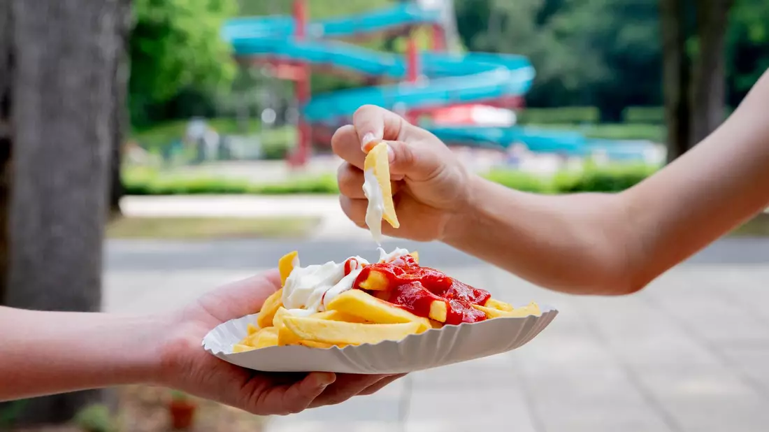 Pommes sind nirgends so lecker wie am Schwimmbadkiosk.  (Archivbild) - Bild: Christoph Soeder/dpa