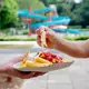 Pommes sind nirgends so lecker wie am Schwimmbadkiosk.  (Archivbild) - Bild: Christoph Soeder/dpa