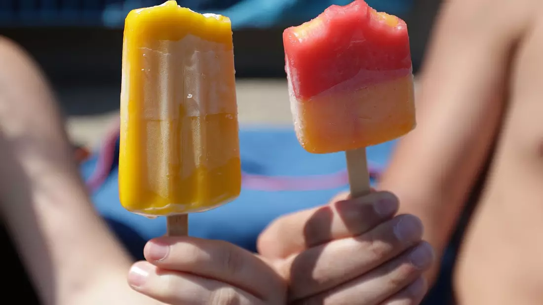 Eis im Freibad: Vorschicht, schmilzt! (Archivbild) - Bild: David Young/dpa