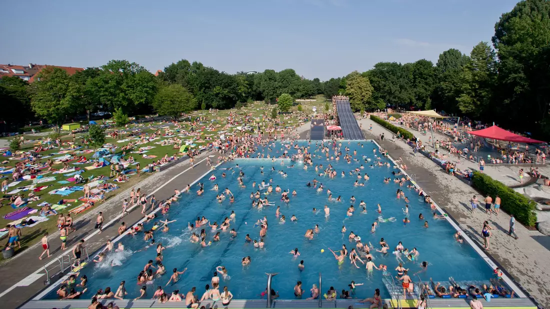 Im Freibad kann es bei Hitze schon mal voll werden. (Archivbild) - Bild: Daniel Karmann/dpa