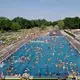Im Freibad kann es bei Hitze schon mal voll werden. (Archivbild) - Bild: Daniel Karmann/dpa