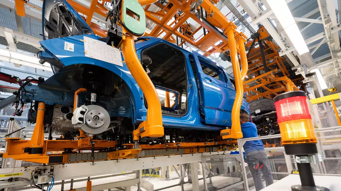 Die deutsche Autoindustrie hat aus Sicht von DIW-Ökonom Martin Gornig wichtige technologische Entwicklungen verschlafen. (Archivbild) - Bild: Julian Stratenschulte/dpa