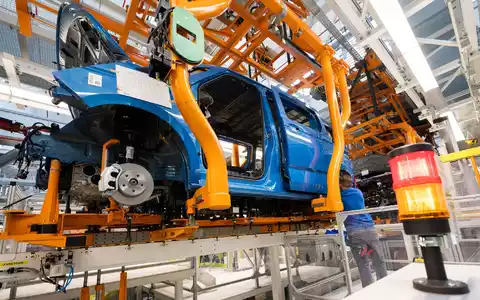 Die deutsche Autoindustrie hat aus Sicht von DIW-Ökonom Martin Gornig wichtige technologische Entwicklungen verschlafen. (Archivbild) - Foto: Julian Stratenschulte/dpa