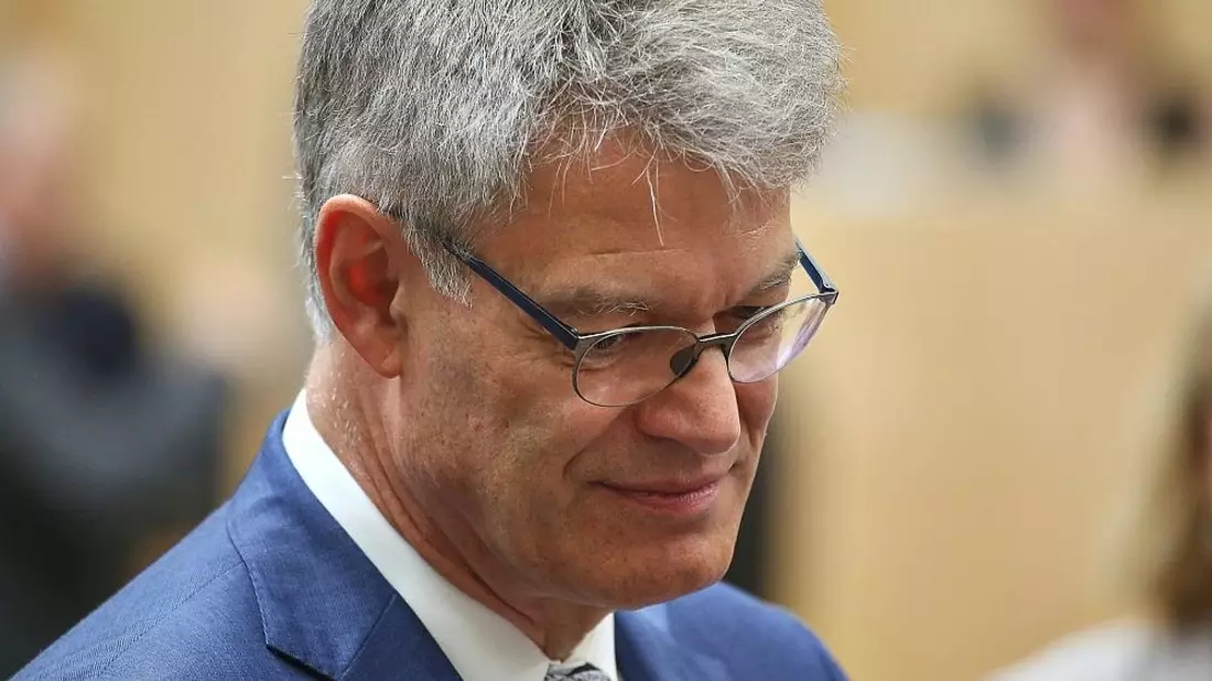 Schnieder erwartet autonome Fahrangebote noch als Minister