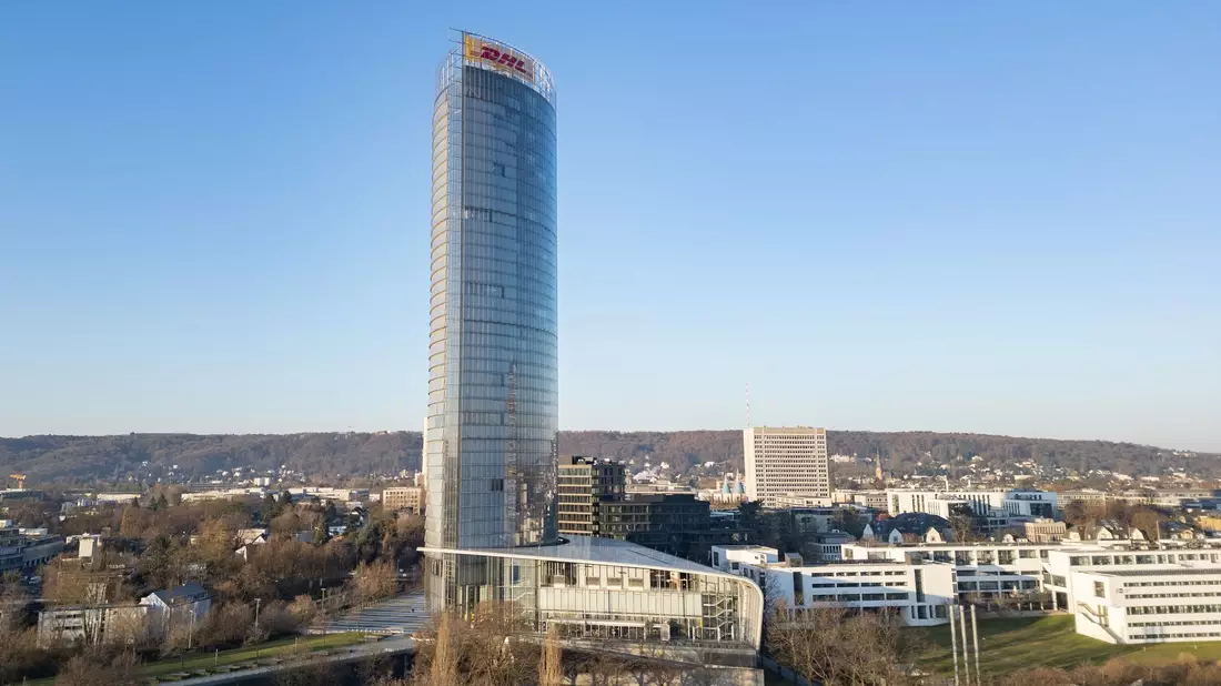 Am Rande von Bonn ragt ein riesiger Glaspalast gen Himmel: der Post-Tower, Konzernzentrale des Logistikers Deutsche Post/DHL. (Archivbild) - Bild: Benjamin Westhoff/dpa