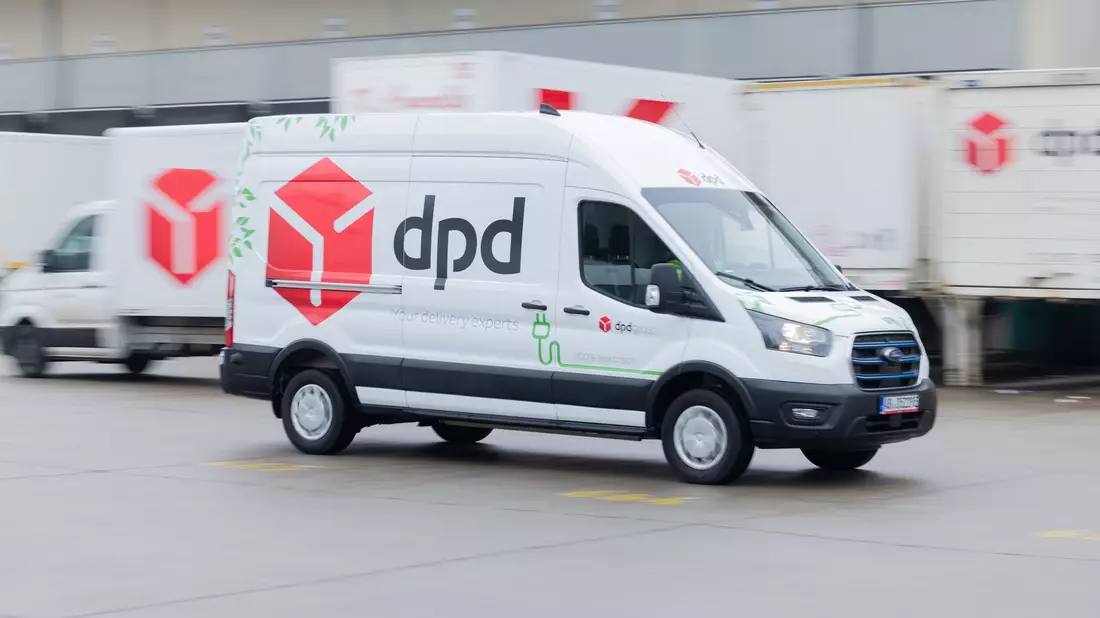 Nicht nur die gelb-roten DHL-Transporter sind omnipräsent in Deutschlands Städten, sondern auch die weiß-roten Transporter vom Wettbewerber DPD. (Archivbild) - Bild: Rolf Vennenbernd/dpa
